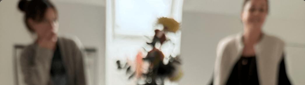 blurry dargestellt 2 Personen die nebeneinander sitzen getrennt von einem Strauß Blumen und