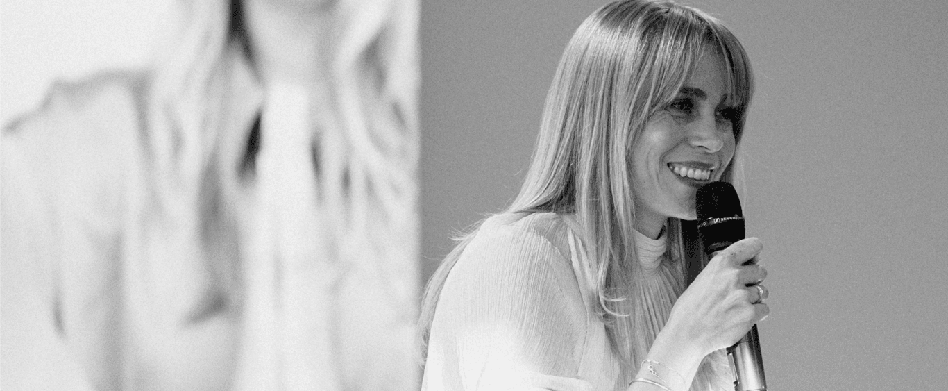 Close up Glow Together Experience Ausschnitt Jeannette Witte auf der Bühne mit Mikro lächelnd Richtung Publikum