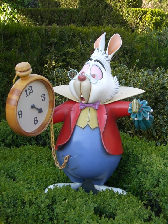 Hasr von Alice im Wunderland der immer zu spät ist. Mit der großen Uhr, sichtlich gestresst