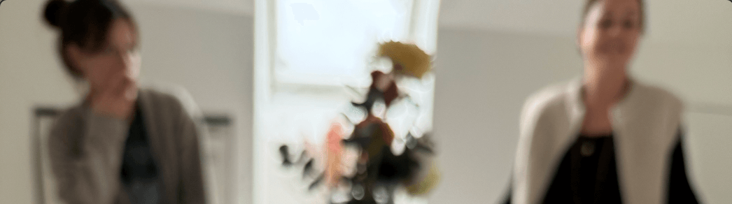 blurry dargestellt 2 Personen die nebeneinander sitzen getrennt von einem Strauß Blumen und